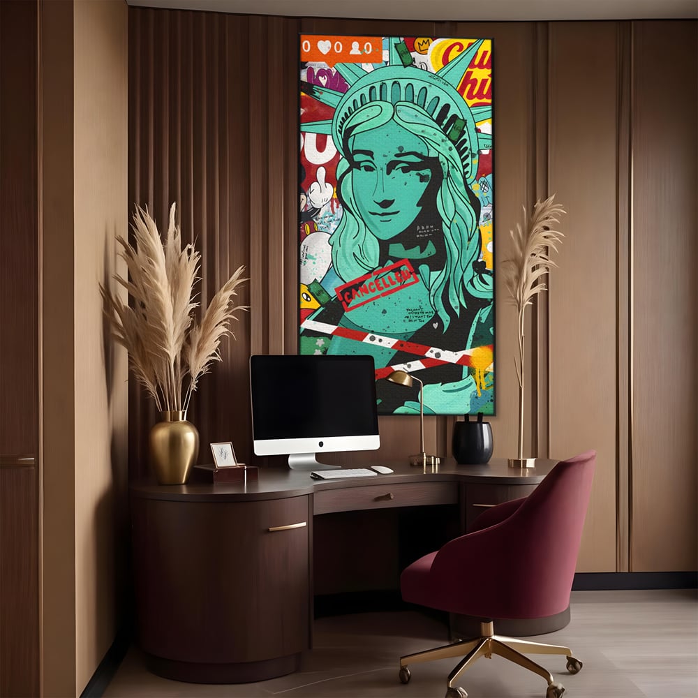 Tablou canvas cu tablou canvas cu statuia libertatii in stil grafitti, in rama de aluminiu negru, pe perete intr-un birou